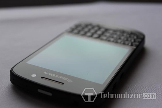 смартфон Blackberry Q10 - вид сбоку