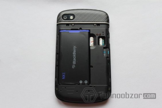 смартфон Blackberry Q10 без крышки сзади