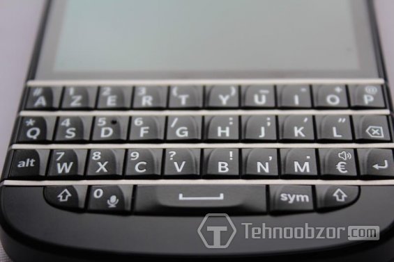 смартфон Blackberry Q10 - клавиатура с подсветкой