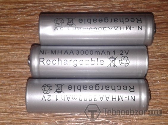 Фото трех обычных пальчиковых батареек
