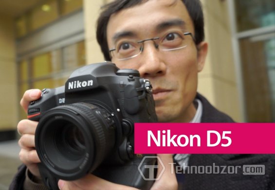 Человек с Nikon D5 в руках