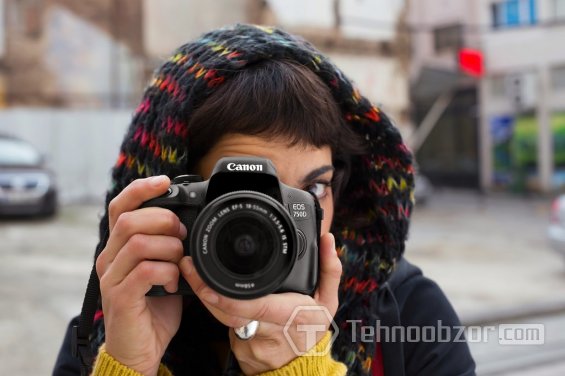 Девушка фотографирует на Canon EOS 750D