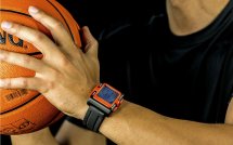 Смарт-часы на руке баскетболиста