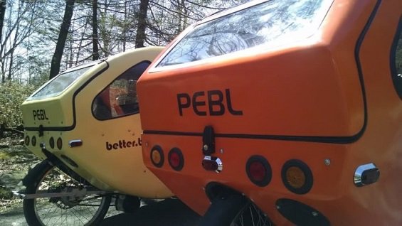 Надпись PEBL сзади автомобиля