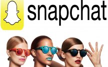 Девушки в очках Spectacles и логотип Snapchat