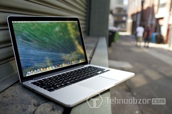 MacBook на парапете