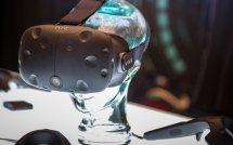 VR-шлем HTC Vive на стеклянном макете головы
