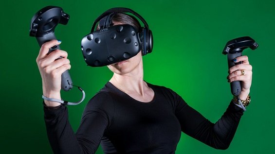 Девушка в шлёме виртуальной реальности HTC Vive