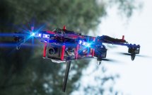Гоночный дрон в полёте с подсветкой