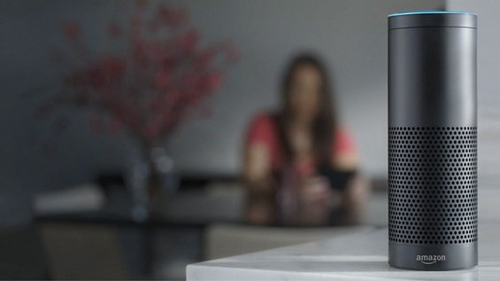 Amazon Echo стоит на столе