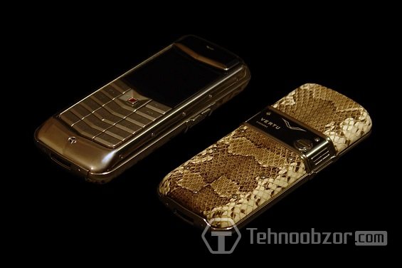 Телефоны бренда Vertu в золотой оправе