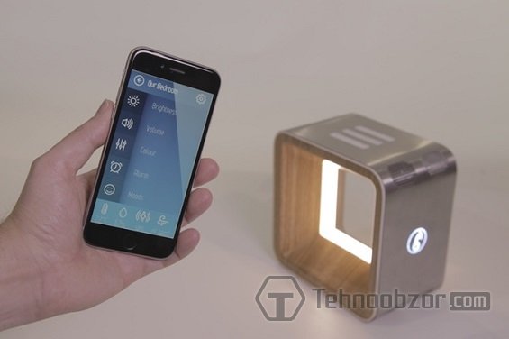 Куб Beacon с приложением в смартфоне