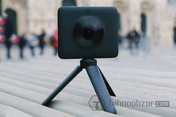 360-градусная камера Xiaomi Mi Panoramic на штативе