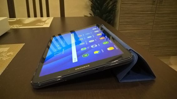 Samsung Galaxy Tab A 10.1 SM-T585 16Gb на столе