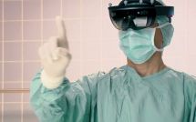 Спинальный хирург в очках Microsoft HoloLens