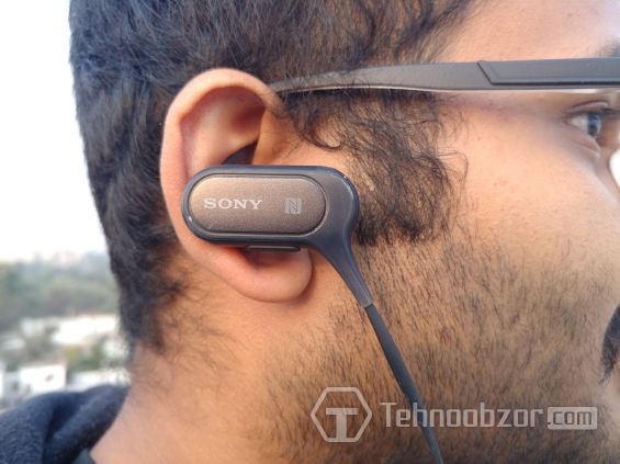 Наушники Sony MDR-XB50BS в ушах мужчины