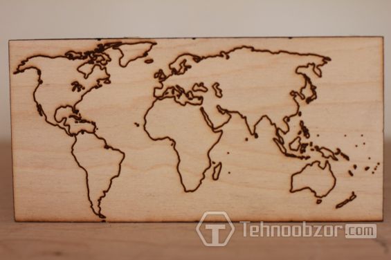 Выгравированная на дереве карта мира