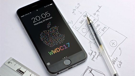 Логотип WWDC 2017 на экране iPhone