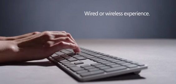 Пользователь печатает на Microsoft Modern Keyboard