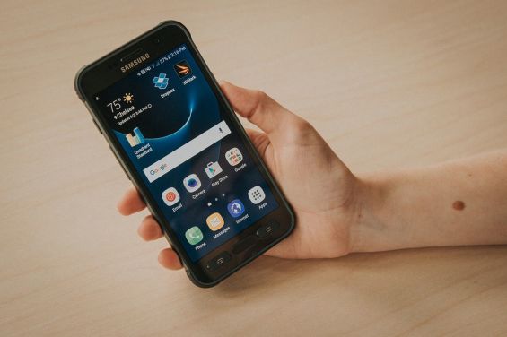 Samsung Galaxy S7 Active в руке
