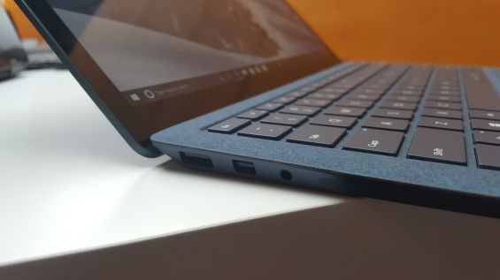 Функциональные разъёмы Microsoft Surface Laptop 2017