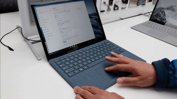 Работа за ноутбуком Microsoft Surface Laptop 2017