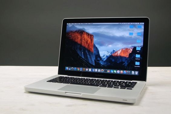 Apple MacBook на столе