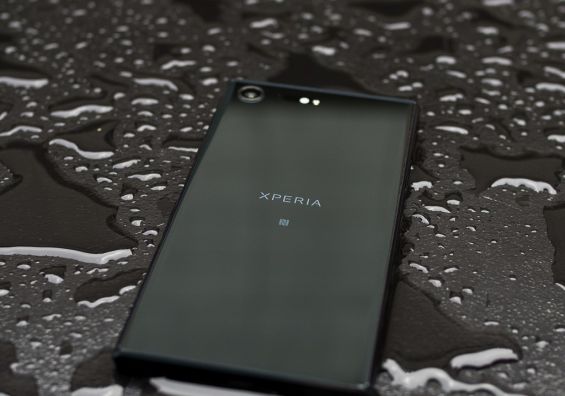 Sony Xperia XZ Premium и капли воды