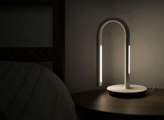 Xiaomi Philips EyeCare Smart Lamp возле кровати