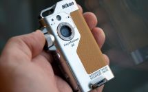Камера Nikon KeyMission 80 лежит в руке