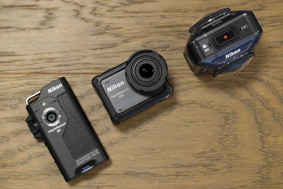 Три камеры Nikon лежит на столе