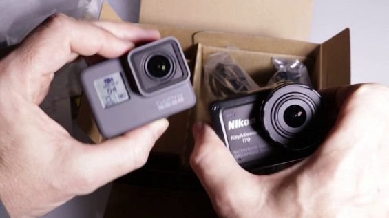 Две камеры KeyMission 170 достают из упаковок