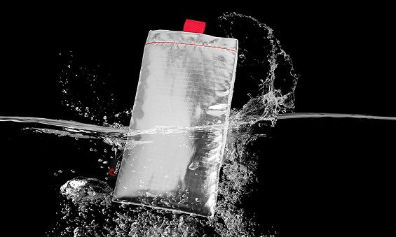 Чехол для iPhone от Phoozy в воде
