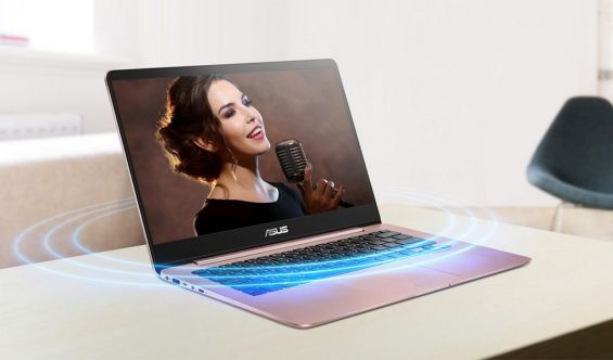 Поющая девушка на экране ноутбука ASUS ZENBOOK UX430UQ