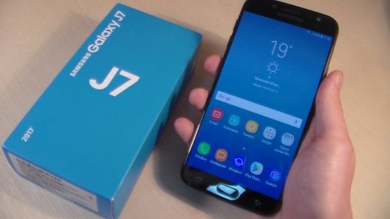 Samsung Galaxy J7 2017 рядом со своей коробкой