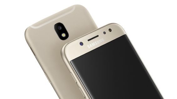 Два смартфона Samsung Galaxy J7 2017 на белом фоне