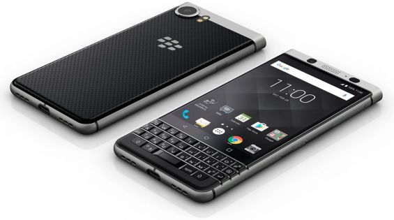 Два смартфона BlackBerry KEYone на белом фоне