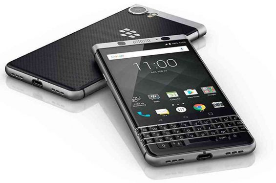 Один смартфон BlackBerry KEYone лежит на другом