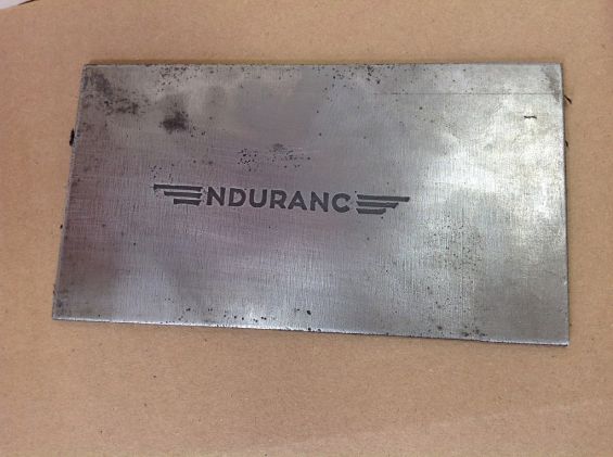 Логотип Endurance на стали выполнен методом травления