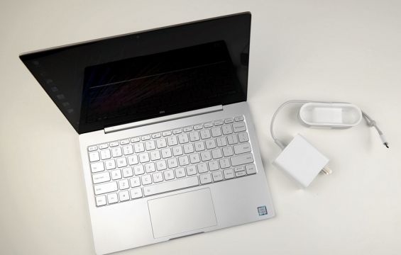 Xiaomi Mi Notebook Air 12.5 рядом со своим зарядным устройством