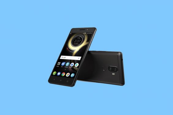 Два смартфона Lenovo K8 Note на голубом фоне