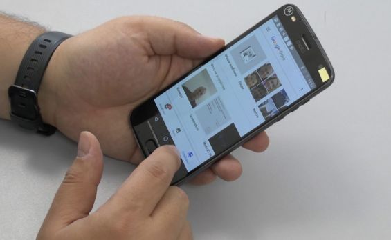 Смартфон Moto Z2 Play в руках пользователя