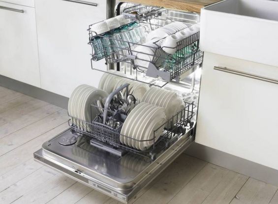 Заполненная посудомоечная машина