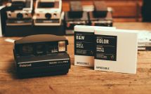 Классический фотоаппарат Polaroid и кассеты для него