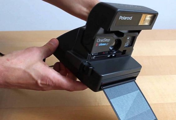 Polaroid 600-й серии в руках