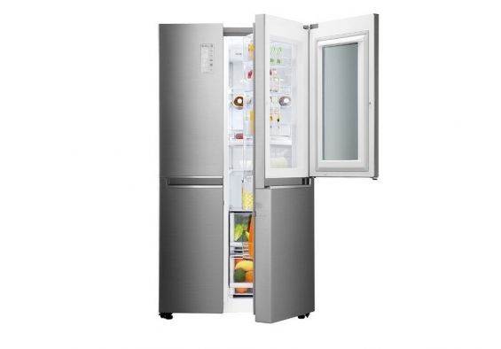 Приоткрытые дверцы холодильника LG GC-Q247CABV