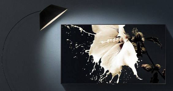 Samsung Q9F 4K Smart QLED TV весит на стене