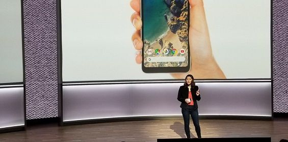 Смартфон Google Pixel 2 XL на презентации