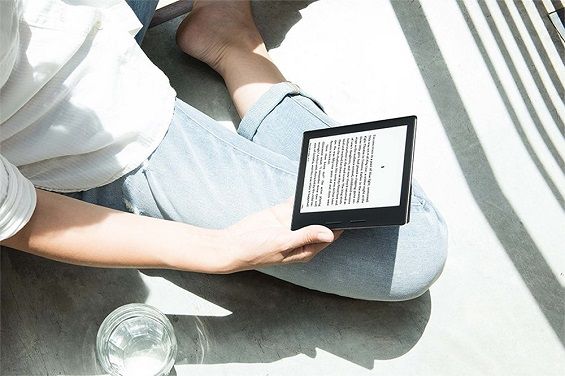 Электронная книга Amazon Kindle Oasis в руках