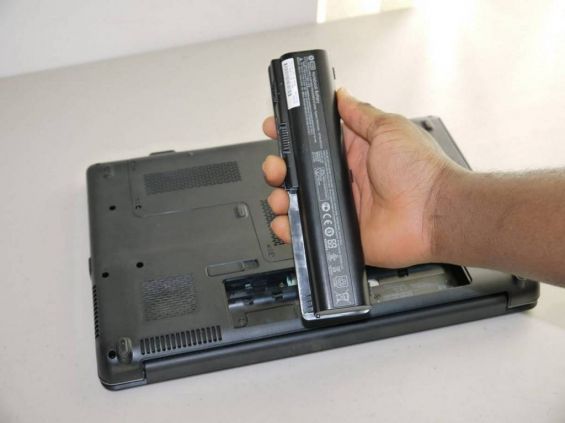 Аккумулятор ноутбука в руке